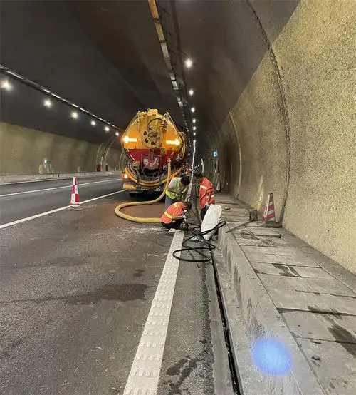 玉龙隧道排水渠清淤